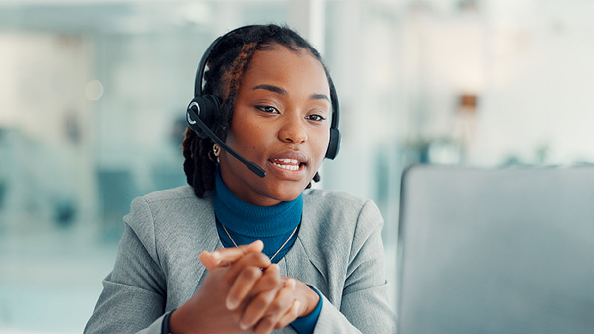 Mulher em call center a falar com cliente